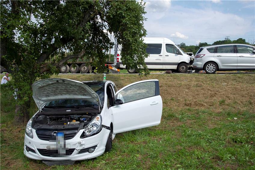 Ein Opel Corsa wurde vom Sprinter von der Bundesstraße gerammt.
