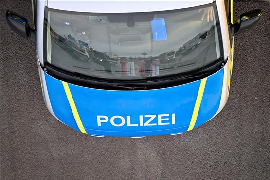 Ein Polizeiauto bei einem Einsatz. Foto: Klaus-Dietmar Gabbert/dpa/Symbolbild