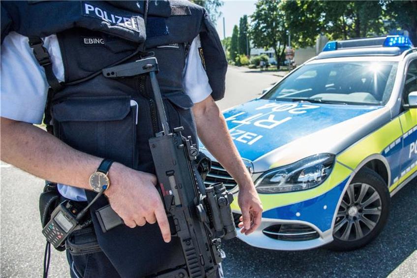 Ein Polizist steht mit seiner Waffe in Esslingen. Foto: Sven Friebe dpa