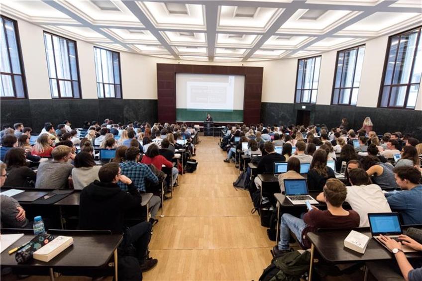 Ein Professor hält vor Jura-Studenten an der Universität Freiburg im Hörsaal eine Vorlesung. Foto: Patrick Seeger/Archiv dpa/lsw