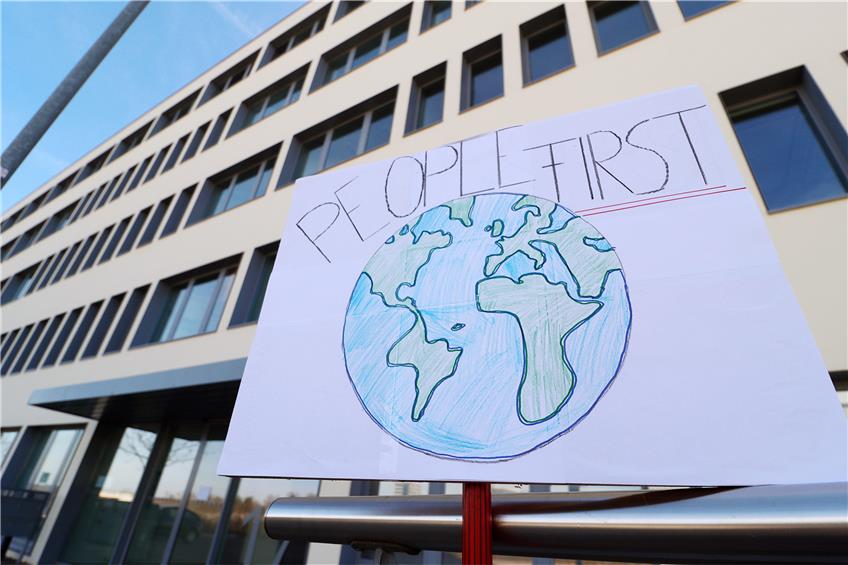 Ein Protestplakat vor dem Hauptsitz der biopharmazeutisches Unternehmens Curevac in Tübingen. Bild: Ulmer