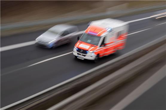 Ein Rettungswagen fährt über eine Autobahn. Foto: Julian Stratenschulte/dpa/Symbolbild
