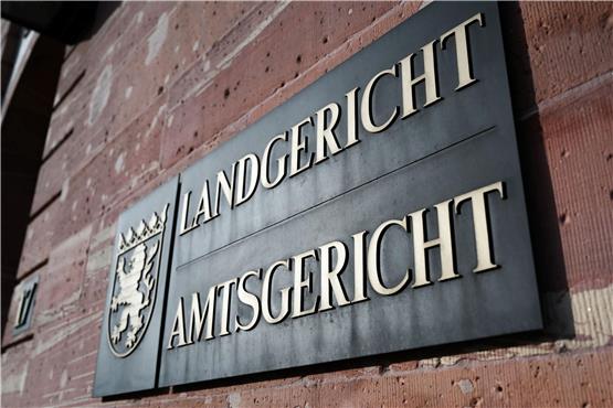 Ein Schild mit der Aufschrift „Landgericht Amtsgericht“ ist an der Fassade des Gerichtsgebäudes angebracht. Foto: Arne Dedert/dpa