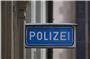 Ein Schild mit der Aufschrift Polizei vor einer Polizeiwache. Foto: Bernd Weißbrod/dpa/Symbolbild