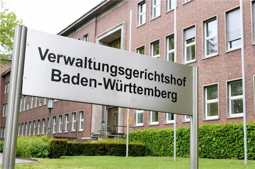 Ein Schild mit der Aufschrift „Verwaltungsgerichtshof Baden-Württemberg“ steht vor dem Gebäude. Foto: Uwe Anspach/dpa/Archivbild