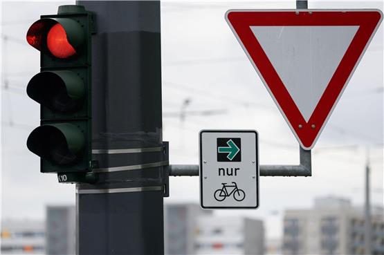 Ein Schild mit einem Grünpfeil für Radfahrer ist an der Ampelanlage an der Albertbrücke montiert. Foto: Robert Michael/dpa