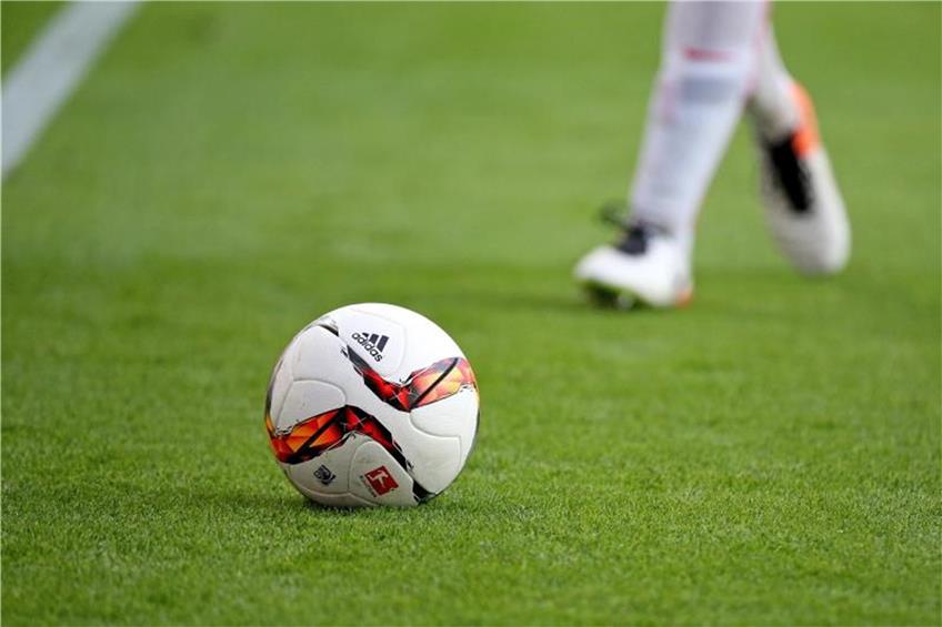 Ein Spieler läuft auf den Ball während eines Fußballspiels zu. Foto: Jan Woitas/dpa-Zentralbild/dpa/Symbolbild