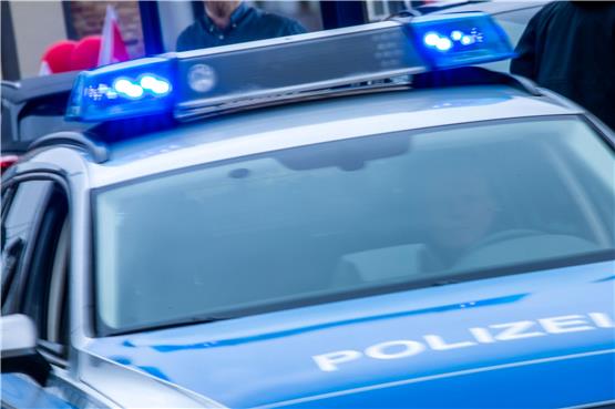 Ein Streifenwagen der Polizei ist mit Blaulicht im Einsatz. Foto: Jens Büttner/dpa/Symbolbild