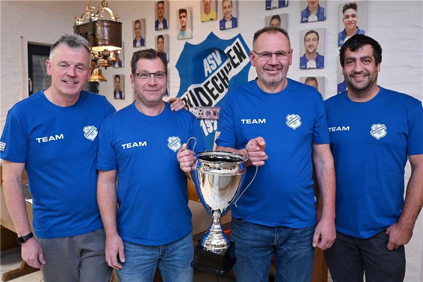 Ein Teil des Organisationsteams mit dem neuen Pokal (von links): Harald Zimmermann, Christoph Kreidler, Ulrich Beuter und Stefan Fais. Bild: Ulmer