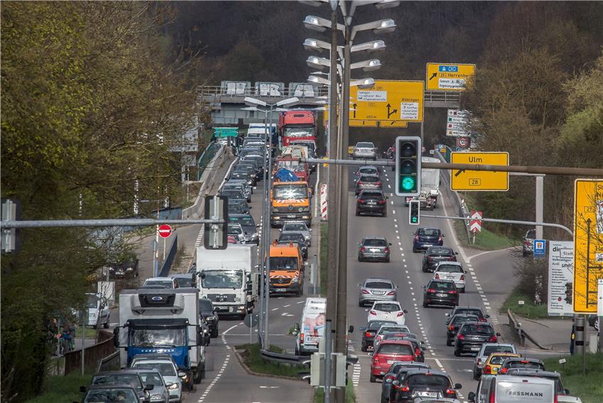 Ein alltäglicher Blick auf die Staus auf der Stuttgarter Straße zeigt: Hier besteht ein Engpass. Nur das Bundesverkehrsministerium sieht das anders. Bild: Metz