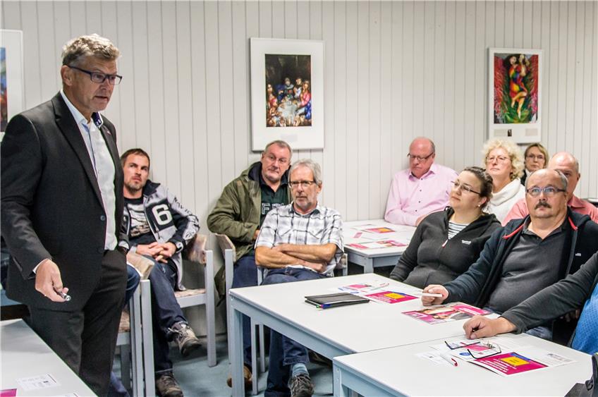 Ein dankbares Publikum konnte Telekom-Regionalmanager Bernhard Ginter (links) in Ihlingen nicht erwarten. Bild: Breitmaier