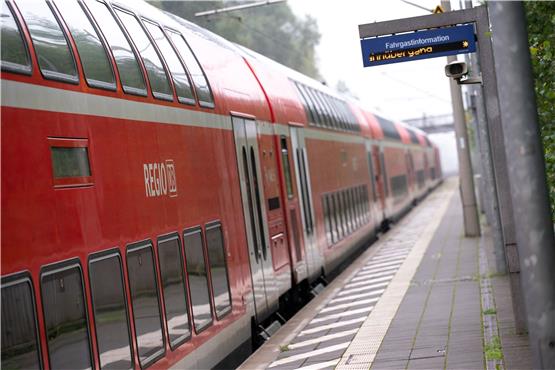 Ein doppelstöckiger Regionalzug der Deutschen Bahn fährt durch einen Bahnhof. Foto: Jonas Walzberg/dpa/Symbolbild