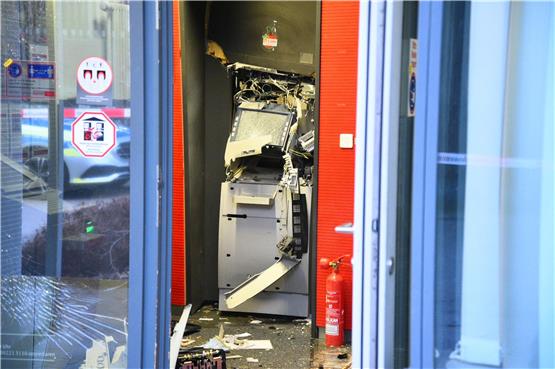 Ein gesprengter Geldautomat ist in einem Bankgebäude zu sehen. Foto: René Priebe/René Priebe/dpa