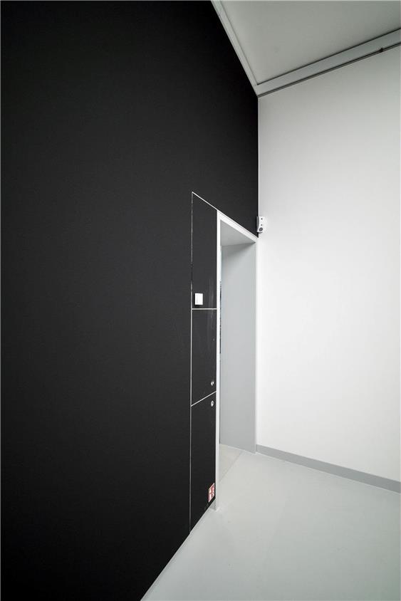 Ein mittlerer Raum wurde extra (und nur) für die Ausstellung schwarz gestrichen. Bild: Metz