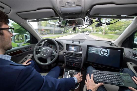 Ein selbstfahrendes Auto des Forschungszentrumes Informatik fährt über eine Teststrecke in Baden–Württemberg. Die Fahrzeug-IT bietet so manches Einfallstor für Cyberkriminelle.