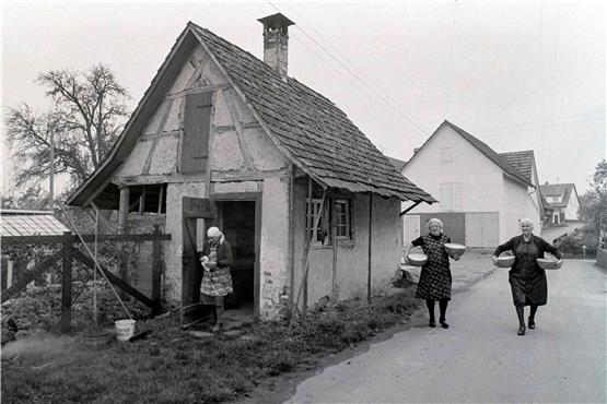 Ein vorerst letztes Mal schmissen die Backfrauen den Ofen im November 1976 an.Archivbilder: Klaus Franke