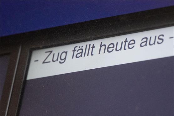 Eine Anzeige weist auf einen Zugausfall hin. Foto: Marijan Murat/dpa/Symbolbild