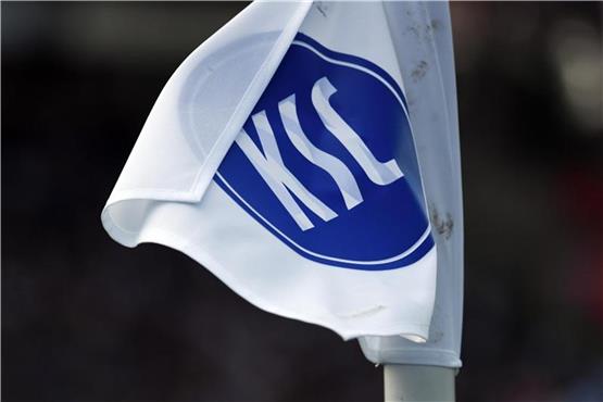 Eine Eckballfahne mit dem KSC Logo steht im Wildparkstadion. Foto: Uli Deck/Archivbild