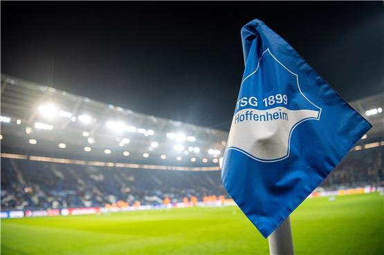 Eine Eckfahne mit dem Logo der TSG 1899 Hoffenheim steht im Stadion. Foto: Sebastian Gollnow/dpa