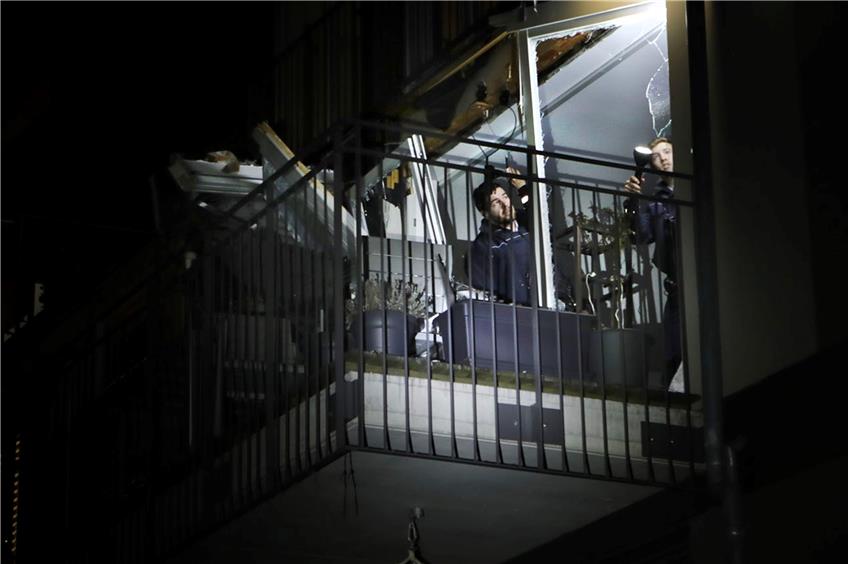 Eine Explosion erschütterte am Dienstagabend um 20.19 Uhr ein Mehrfamilienhaus in der Alten Weberei.  Bild: Faden
