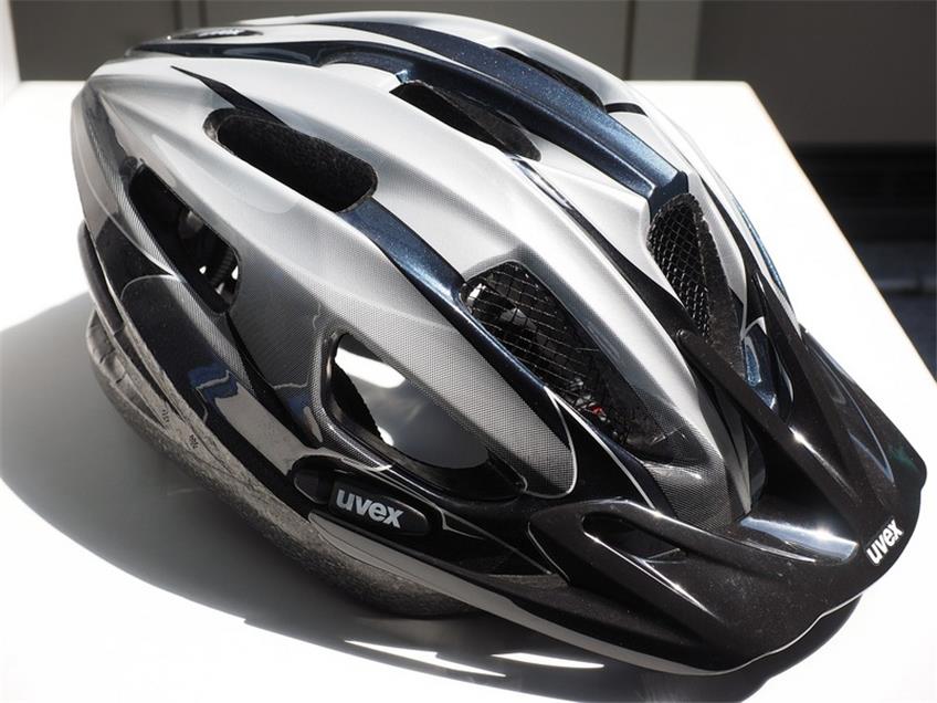 Eine Helmpflicht für E-Bikes gibt es bislang nicht. Dennoch raten die Experten des ADAC dringend zum Tragen des Kopfschutzes.
