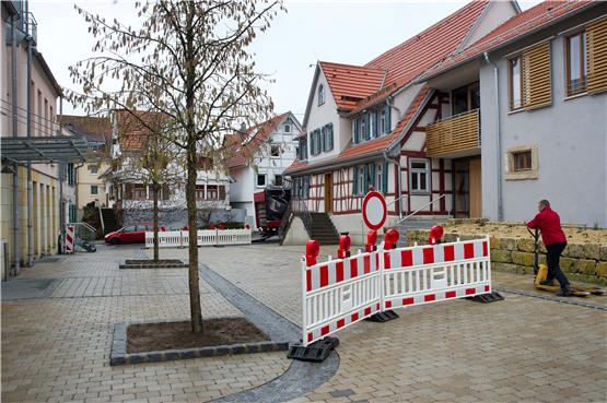 Eine Nehrener Initiative wirbt für eine autofreie Fläche zwischen Schwanen und Bürgerhaus. Bild: Franke