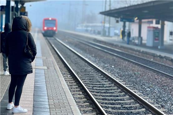 Eine Pendlerin erwartet die Ankunft eines Zuges am Bahnhof Reutlingen – bald wird sie wieder auf Busse umsteigen müssen. Symbolbild: Jonas Bleeser