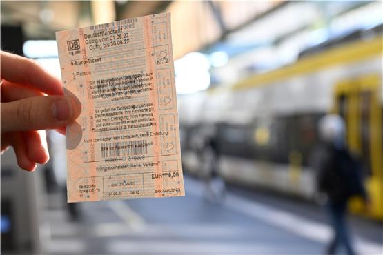 Eine Person hält ein 9-Euro-Ticket in der Hand. Foto: Bernd Weißbrod/dpa/Symbolbild