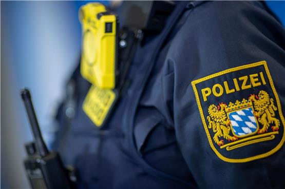 Eine Polizistin trägt ein Abzeichen der bayerischen Polizei. Foto: Daniel Karmann/dpa/Symbolbild