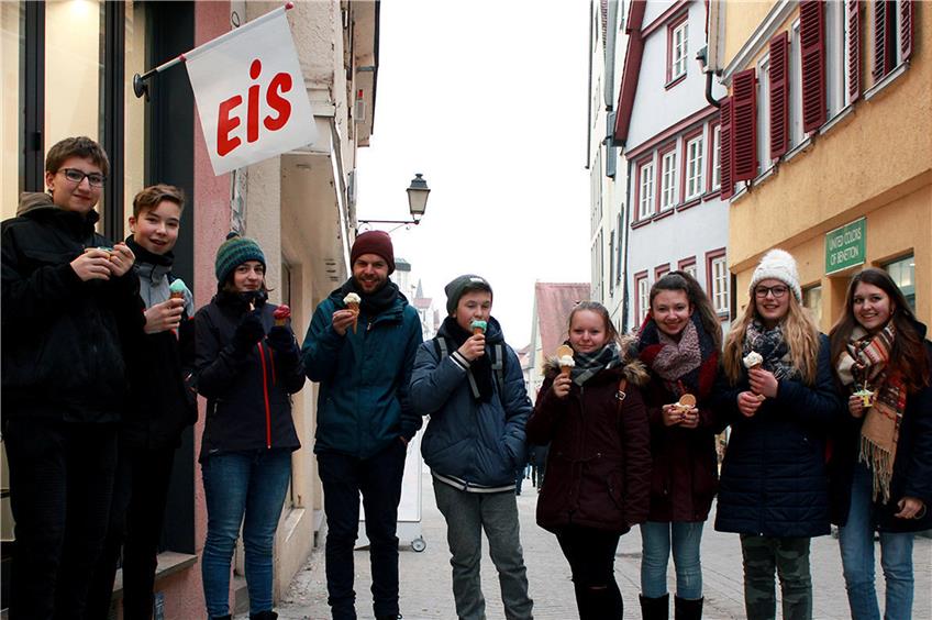 Eine Regensburger Schülergruppe trotzt zusammen mit den Hospitanten des SCHWÄBISCHEN TAGBLATTs den kalten Temperaturen. Bild: Hantke