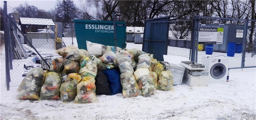 Eine „Sauerei“ am Eutinger Recyclingcenter, das in den Ferien geschlossen war: Aufgestapelte Gelbe Säcke, Elektromüll und anderes, einfach abgestelltes Material. Die Gemeinde und damit die Allgemeinheit kommen für die Entsorgung auf.Bild: Feinler