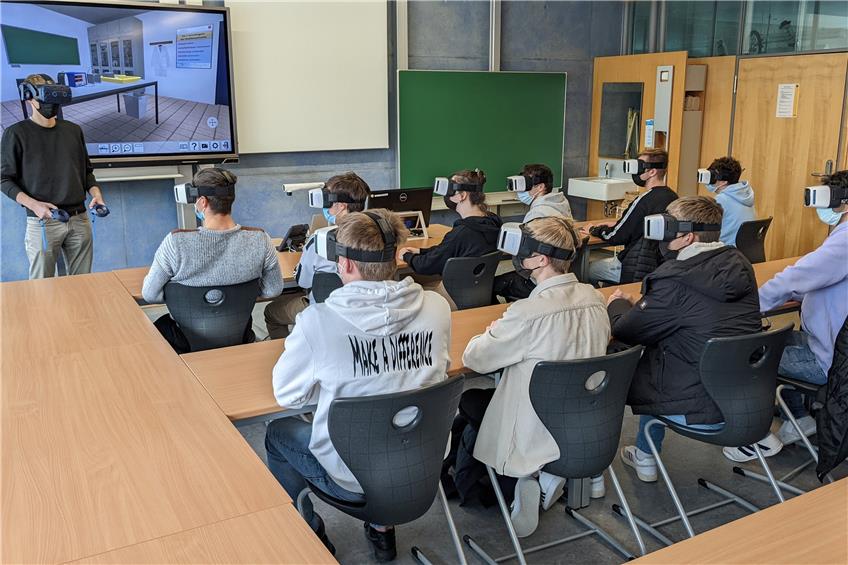 Eine Schülergruppe der Heinrich-Schwickhardt-Schule arbeitet mit VR-Brillen. Bild: Schule
