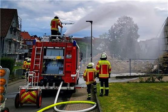 Eine Woche nach dem Brand in Ergenzingen musste die Feuerwehr noch einmal zum Nachlöschen ausrücken. Bild: Feuerwehr Rottenburg