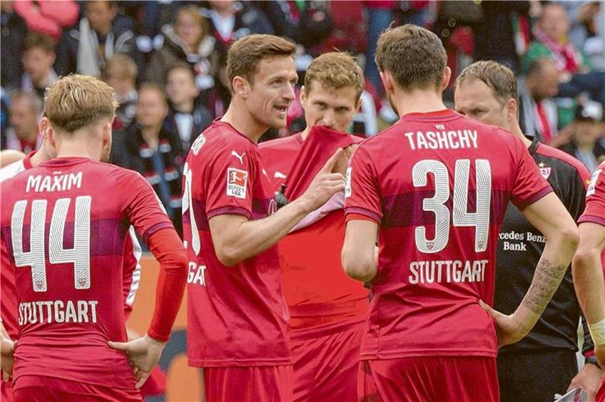 Eine ganze Menge Diskussionsbedarf: VfB-Kapitän Christian Gentner (2. v. li.) nahm sich nach dem 0:1 in Augsburg seine Kollegen zur Brust. Foto: dpa