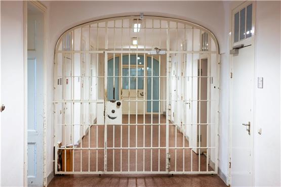 Eine geschlossene Pforte in einer Justizvollzugsanstalt. Foto: Frank Molter/dpa/Symbolbild