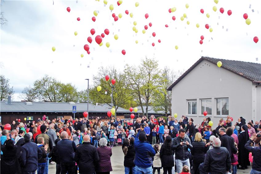 Eine große Menge Leute kam am Sonntag zum Tag der offenen Tür in den Kindergarten St. Maria. Zum Schluss ließen sie Luftballons in den Himmel steigen.Bild: Ruoff