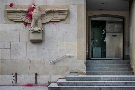 Eine mit Farbe beschmierte Figur eines Adlers ist an der Fassade des Finanzamts in Ulm zu sehen. Foto: Christoph Schmidt/dpa