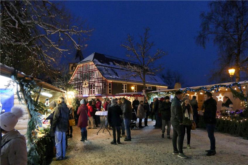 Eine stimmungsvolle Atmosphäre und außergewöhnlich viele Buden kennzeichnen den Dornhaner Weihnachtsmarkt. Privatbild