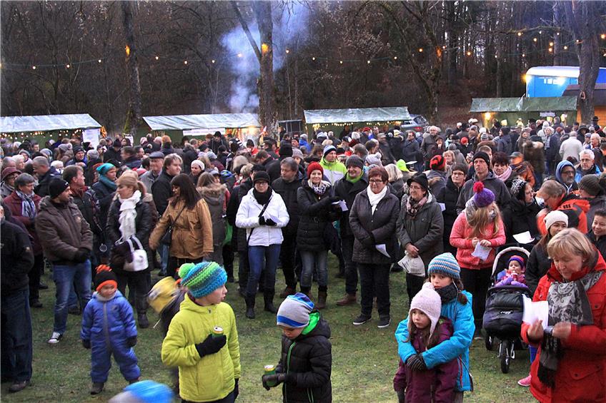 Einen gewaltigen Ansturm erlebten die Veranstalter am Sonntag bei der zweiten Waldweihnacht beim Vöhringer Rondell. Bilder: kpd
