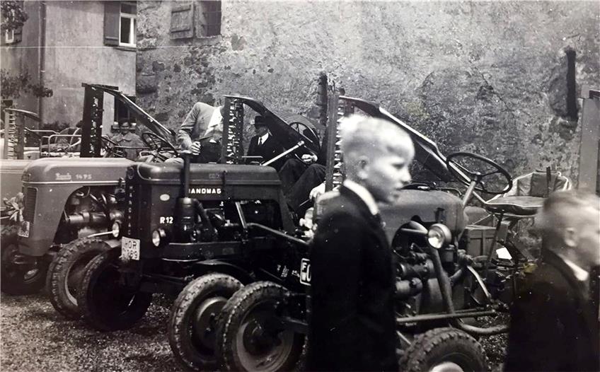 Einen regen Austausch gibt es unter anderem über dieses online gestellte Bildechinger Traktoren-Foto aus dem Jahre 1956.