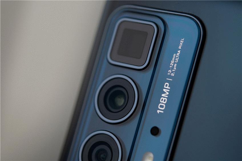 Eines von drei: Die Telekamera des Motorola Edge 20 Pro. Foto: Zacharie Scheurer/dpa