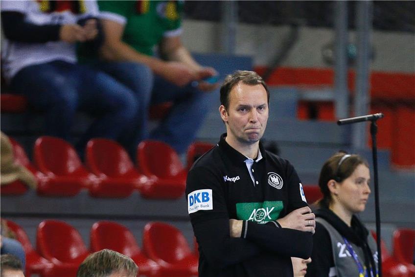 Einfach nicht zu fassen: Bundestrainer Dagur Sigurdsson zeigte sich von der unerwarteten Pleite schwer getroffen . Foto: afp