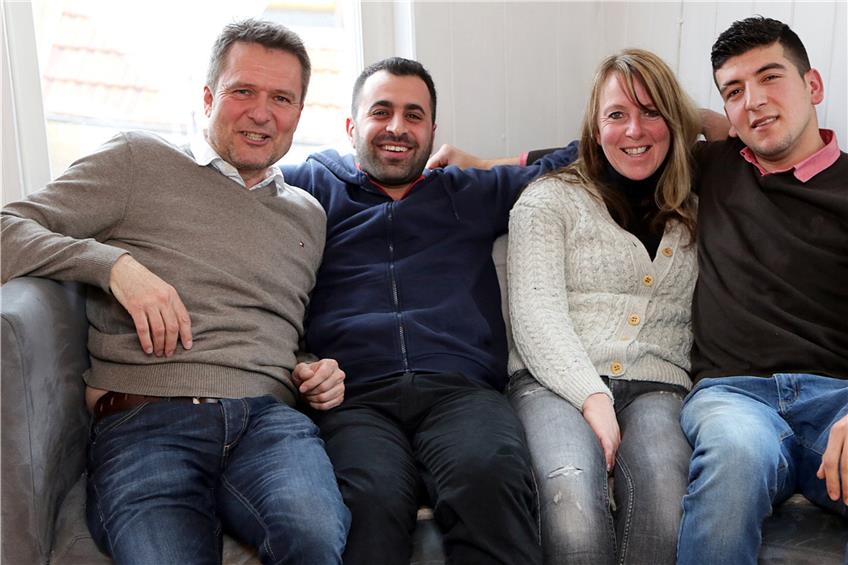 Eingeschworene Truppe auf dem Sofa der Zweier-WG (von links): Albrecht Dietz, Flüchtling Yazan, Beatrix Dietz-Eberhardt und Mitbewohner Tabush. Bild: Kuball