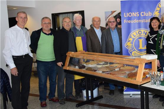 Einige Rotary-Vorstandsmitglieder und aktive Helfer des Clubs mit Präsident Martin Bäppler (links am Rotary-Schuld). Bild: Monika Schwarz