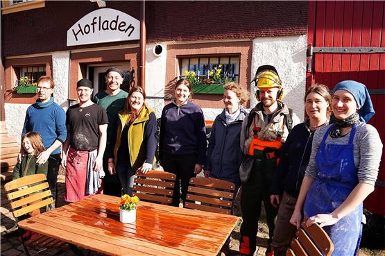Einige der Menschen, die auf dem Hofbauernhof in Schömberg leben und arbeiten. In der Mitte (gelbe Jacke) steht Carla Staiger. Bilder. Karl-Heinz Kuball 