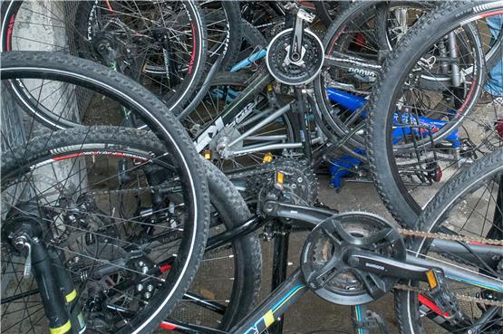 Einige der in Tübingen gestohlenen Fahrräder hat die Polizei ihren Besitzern bereits zurückgeben können. Wie viele Räder im Laufe der Ermittlung noch sichergestellt und zugeordnet werden können, ist derzeit noch nicht klar. Archivbild: Metz