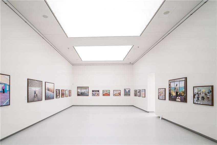 Einiges hängt schon für die Start-Ausstellung „Kapitalströmung“ in der renovierten Tübinger Kunsthalle. Bild: Metz