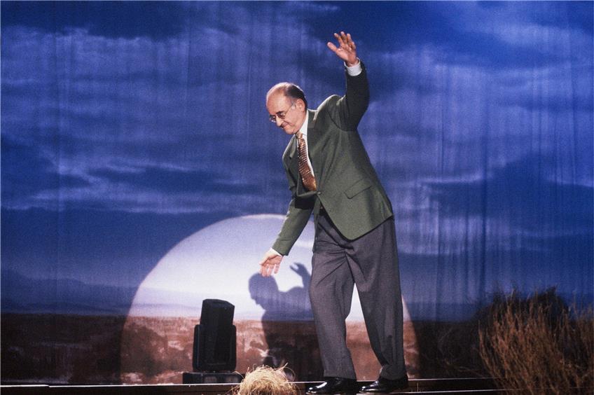 Einsatz vor 30 Jahren: Moderator Alfred Biolek balanciert auf der Bühne bei einem Auftritt in der ARD-Show „Mensch Meier“. Foto: Horst Galuschka via www.imago-images.de