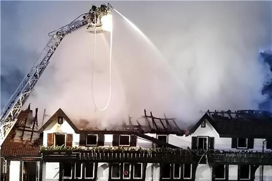 Einsatzkräfte der Feuerwehr löschen einen Brand im Drei-Sterne-Restaurant. Foto: Andreas Rosar/dpa