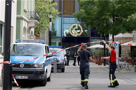Einsatzkräfte von Feuerwehr und Polizei sperren einen Bereich der Singener Innenstadt vorsorglich ab. Foto: Förster/Südwestdeutsches Mediennetzwerk/dpa